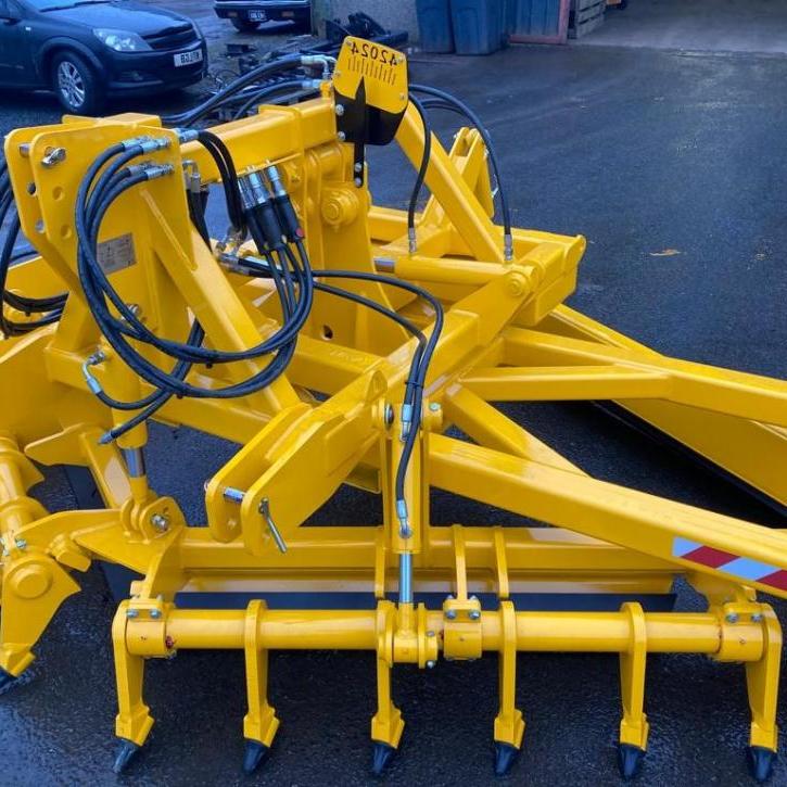 Gravel Road Grader - 3m, bolt on Hardox, ripper teeth, tilting frame and hydraulic operation on front and rear levelling beams